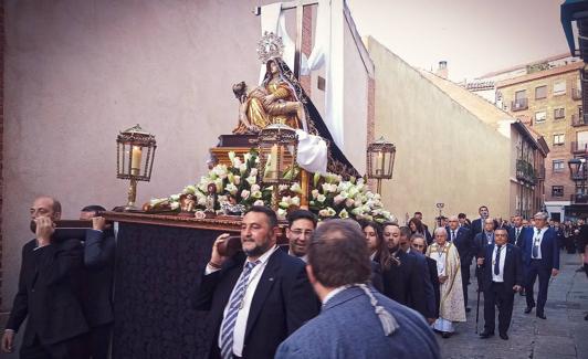Los cofrades recorren el centro con la Virgen de la Pasión.