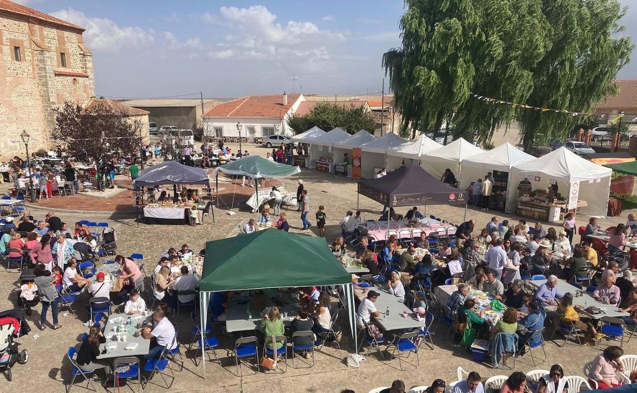 Comensales en la carpas instaladas en Labajos este sábado con motivo de la Feria del Garbanzo. 