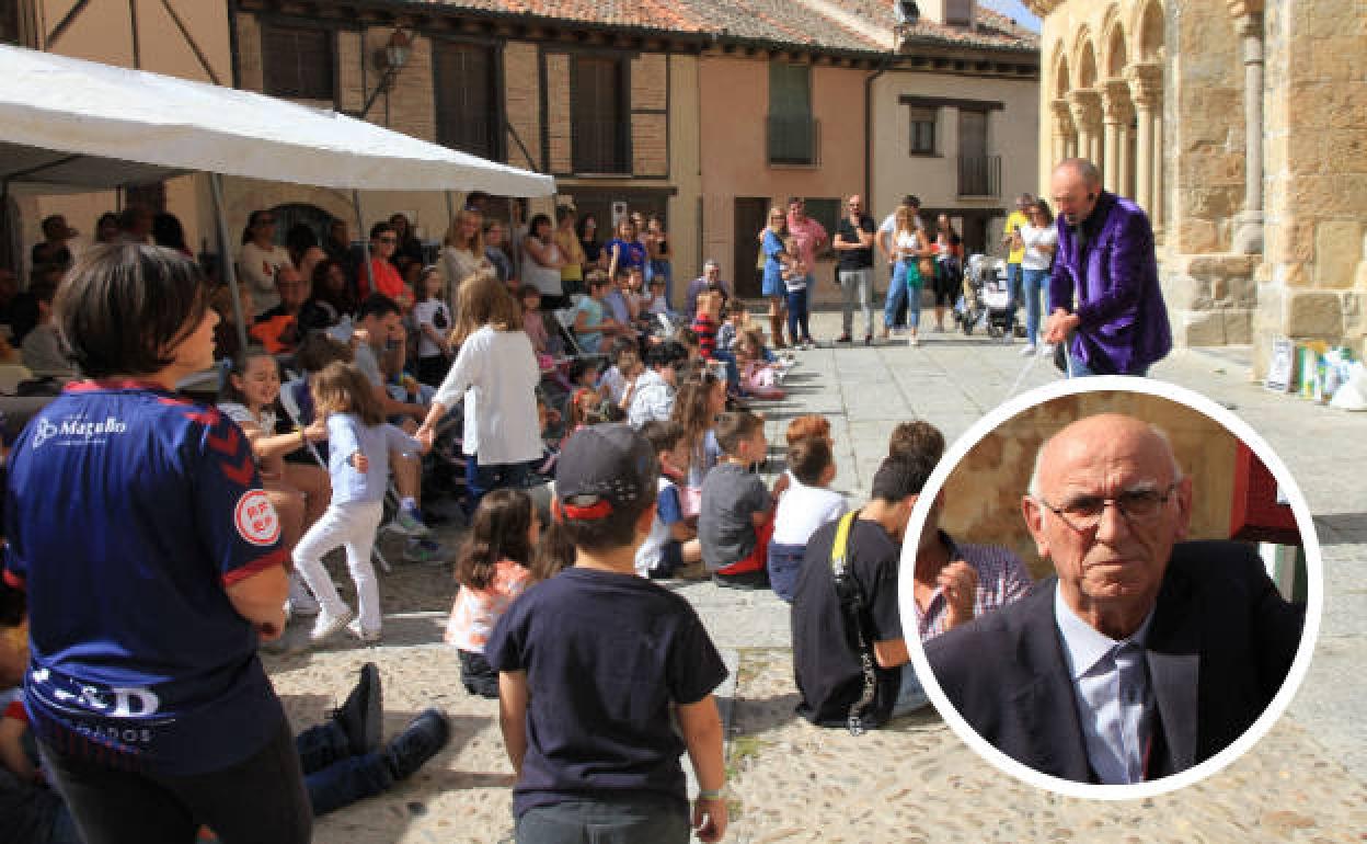Actuación de magia, este domingo, en la plaza de San Lorenzo. En el círculo, el homenajeado, Enrique Martín Moreno 