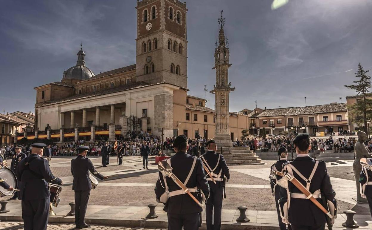 Acto de jura de bandera en la Plaza Mayor de Villalón de Campos.