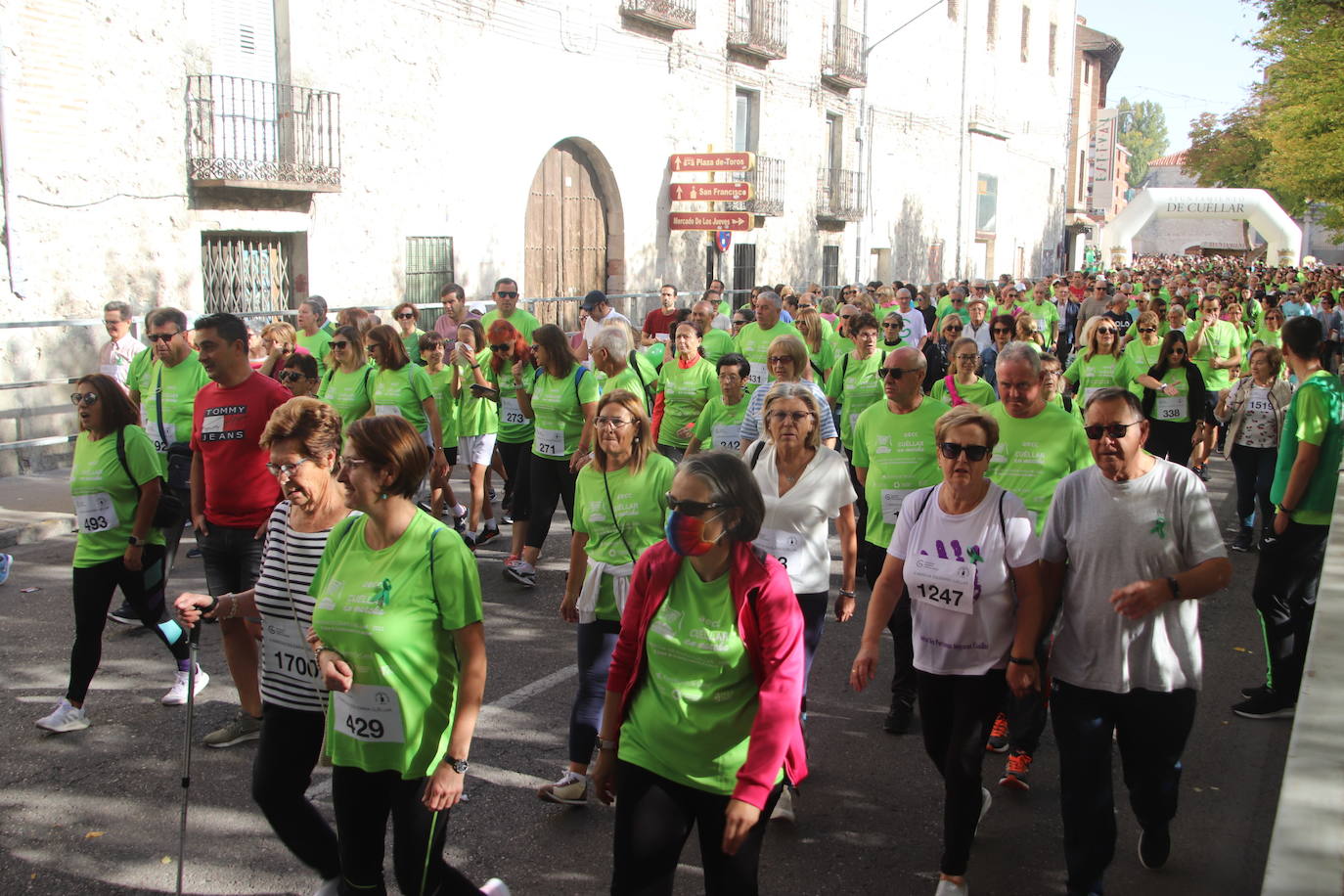 La 'marea verde' de la lucha contra el cáncer ha recorrido Cuéllar este domingo. 