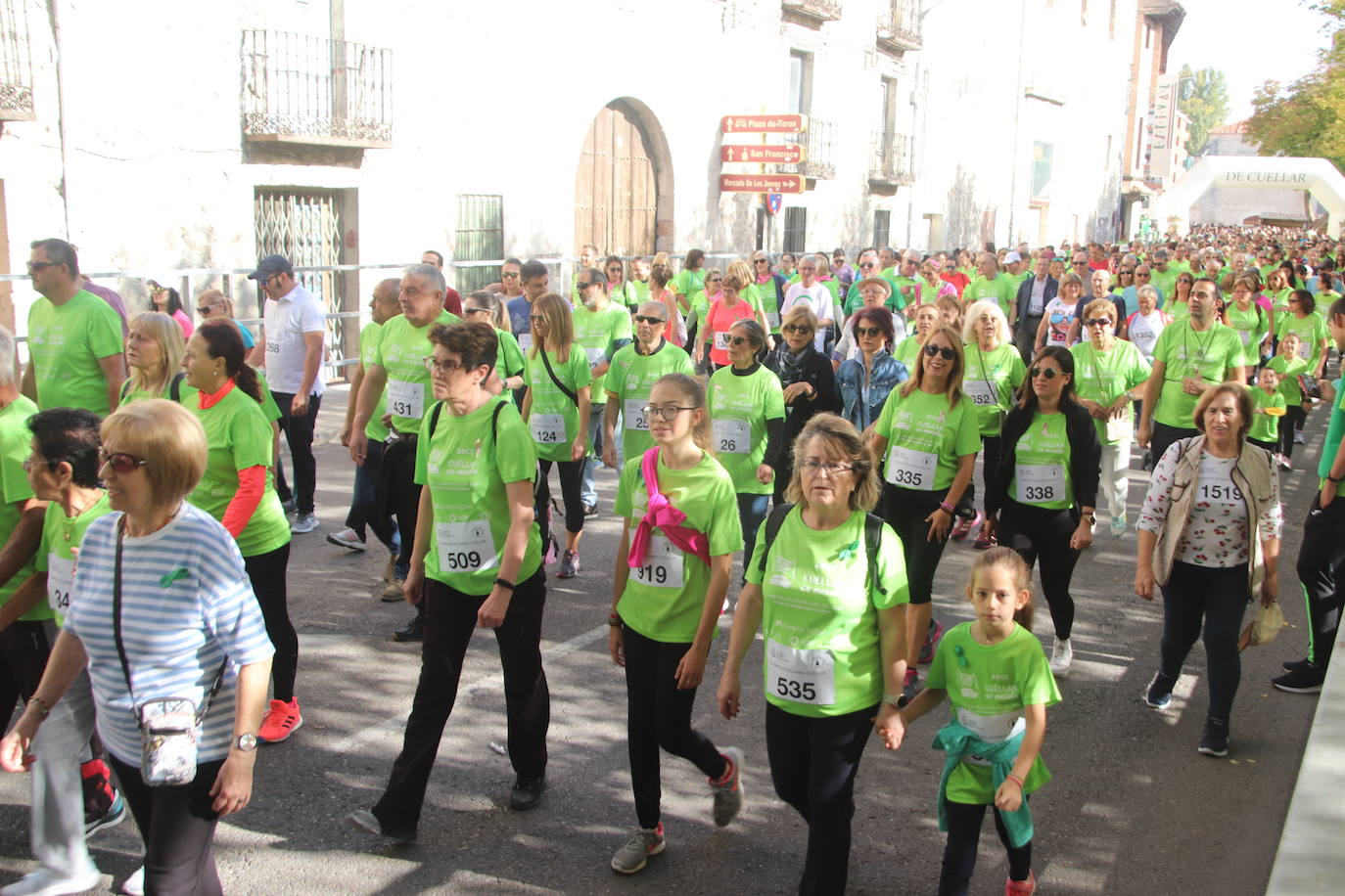 La 'marea verde' de la lucha contra el cáncer ha recorrido Cuéllar este domingo. 