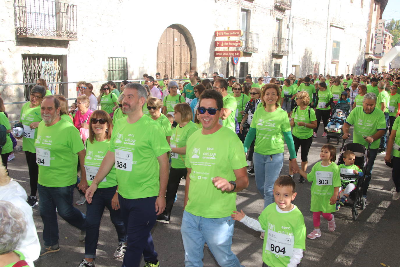 La 'marea verde' de la lucha contra el cáncer ha recorrido Cuéllar este domingo. 