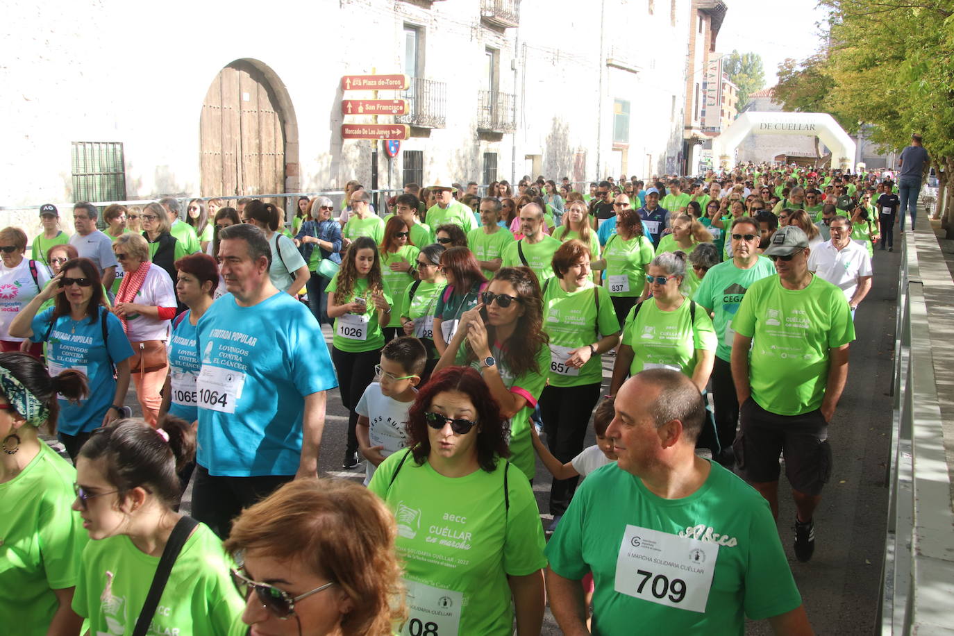 La 'marea verde' de la lucha contra el cáncer ha recorrido Cuéllar este domingo. 