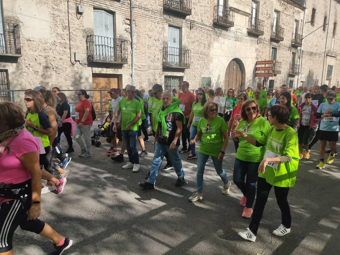 La 'marea verde' de la lucha contra el cáncer ha recorrido Cuéllar este domingo. 