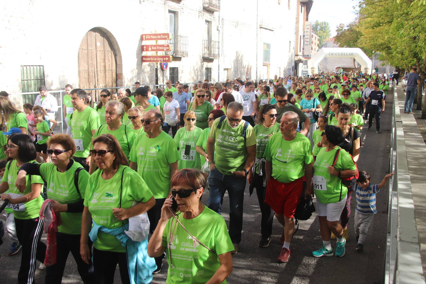 La 'marea verde' de la lucha contra el cáncer ha recorrido Cuéllar este domingo. 