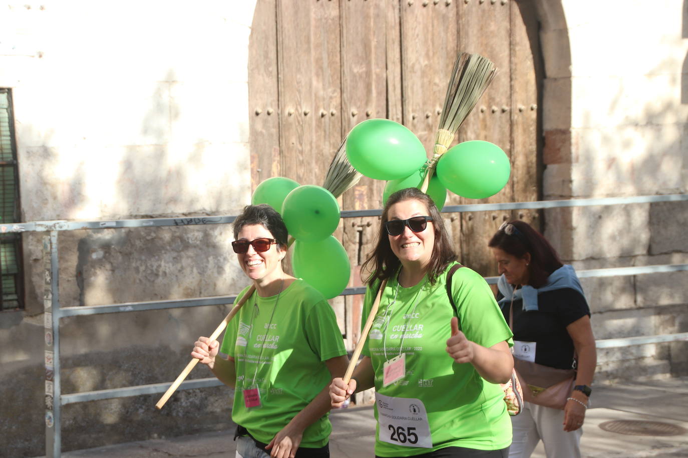 La 'marea verde' de la lucha contra el cáncer ha recorrido Cuéllar este domingo. 