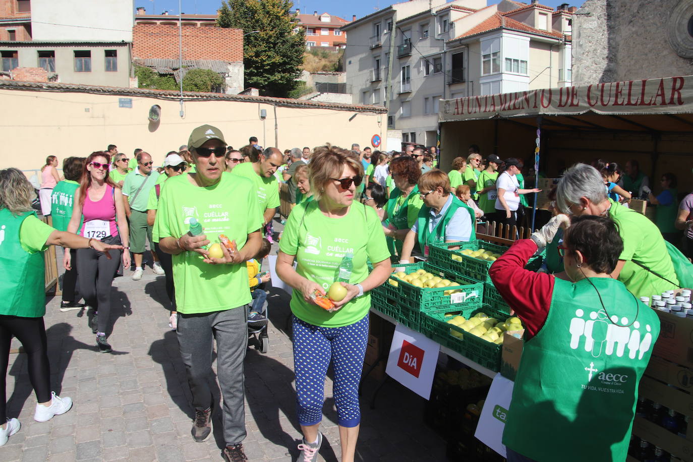 La 'marea verde' de la lucha contra el cáncer ha recorrido Cuéllar este domingo. 