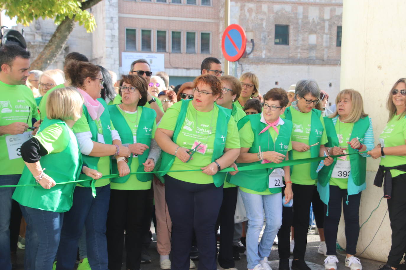 La 'marea verde' de la lucha contra el cáncer ha recorrido Cuéllar este domingo. 