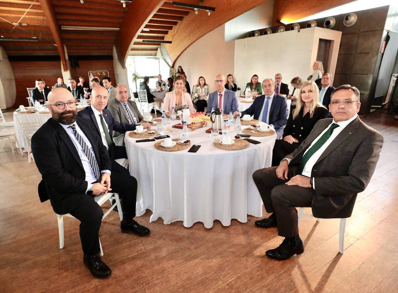 Domingo Rodríguez, de El Norte; Vicente Jaén, de Caja Rural; Pedro Medina, viceconsejero de Política Agraria Comunitaria de la Junta; Raquel Alonso, delegada territorial de la Junta en Valladolid; Casimiro Martín, vicfepresidente de Caja Rural de Salamanca, y Cipriano García, director de Caja Rural deZamora; María José González Garrachón, directora general de Industria y Cadena Alimentaria, y Agustín Pérez, de Caja Rural. 