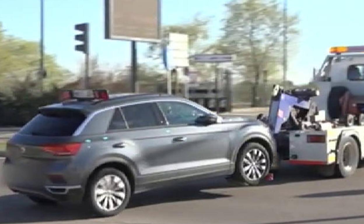 Traslado del coche de Óscar S. a las dependencias de la Comandancia de Valladolid. 