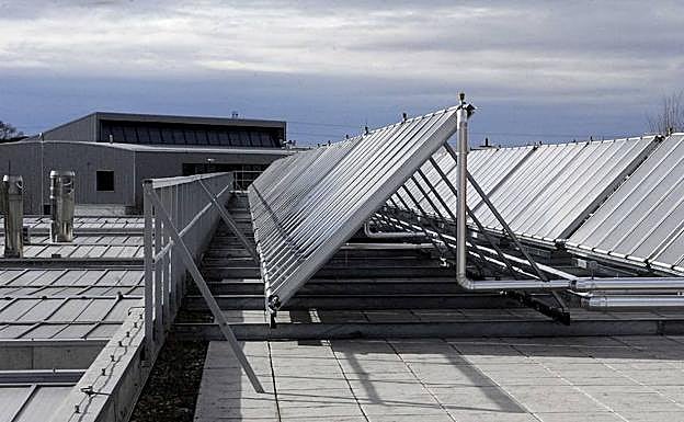 Placas solares en la azotea del Hospital Río Hortega, en Valladolid.