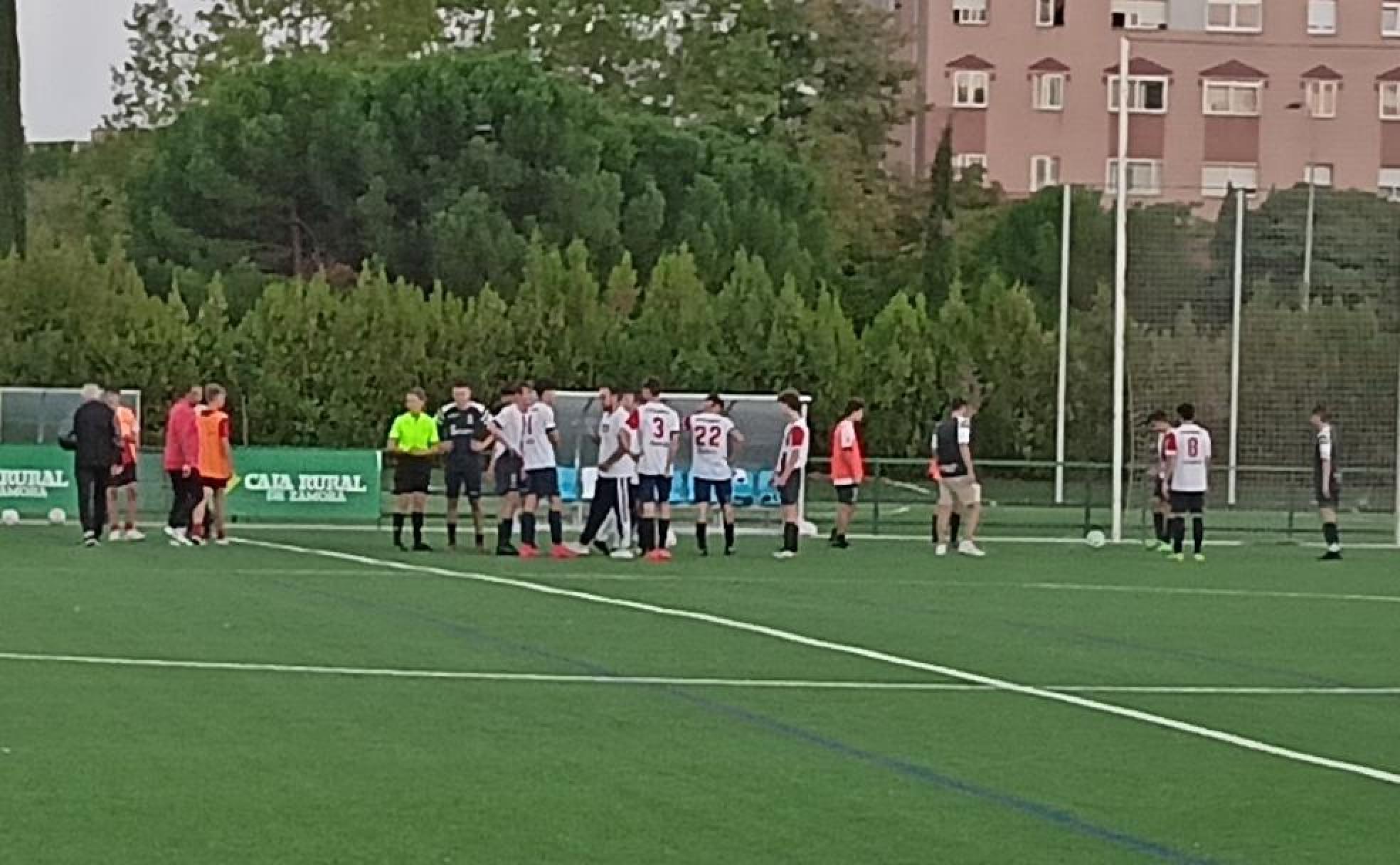 Imagen del partido entre el San Pío X y San Agustín, de Segunda Provincial de juveniles, durante su interrupción. 