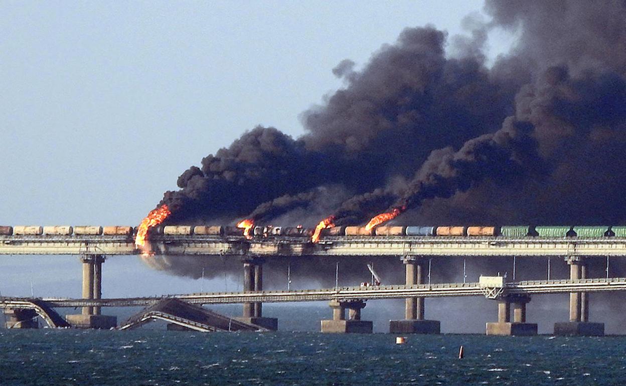 Puente que une Crimea con Ruisia, atacado el sábado. 