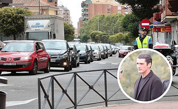 Retenciones en los aledaños del Punte Mayor por el rodaje de 'Memento Mori'. En el círculo, el actor Yon González.