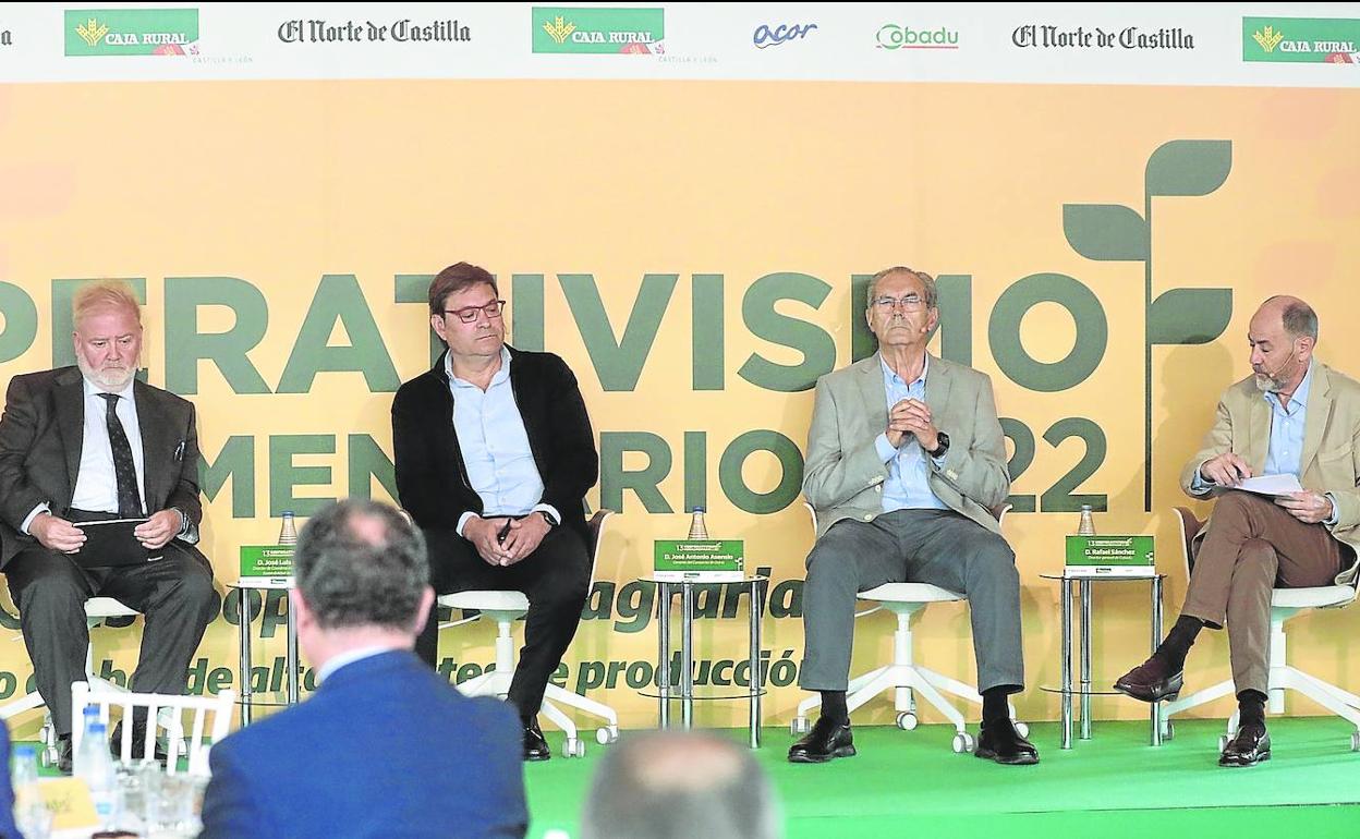 Los integrantes de la mesa redonda: José Luis Garzón (Caja Rural), José Antonio Asensio (Consorcio del Ovino), Rafael Sánchez Olea (Cobadu) y Jesús Posadas (Acor). 