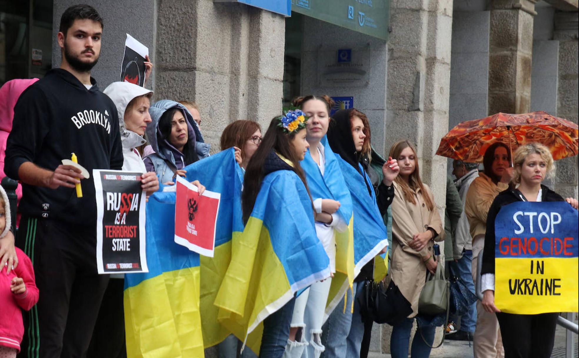 Medio centenar de personas, bajo los soportales de la Plaza del Azoguejo, durante la concentración. 