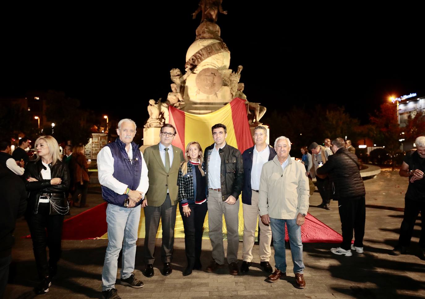 Fotos: VOX despliega una gran bandera de España en la plaza de Colón