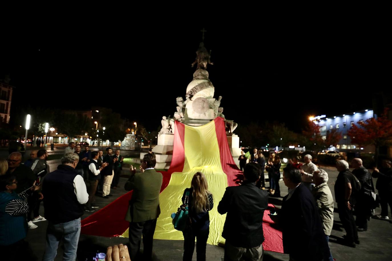 Fotos: VOX despliega una gran bandera de España en la plaza de Colón
