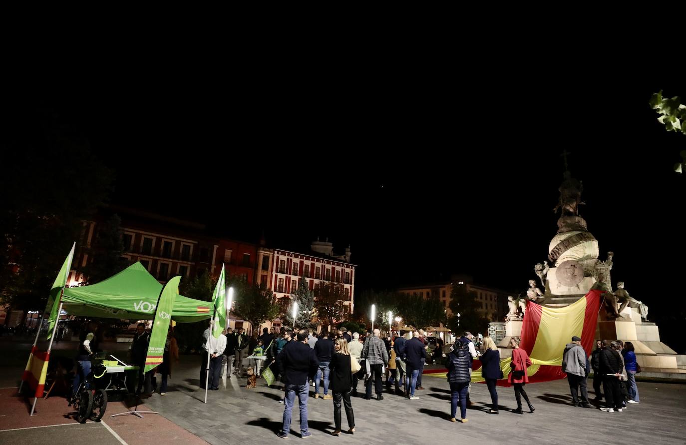Fotos: VOX despliega una gran bandera de España en la plaza de Colón