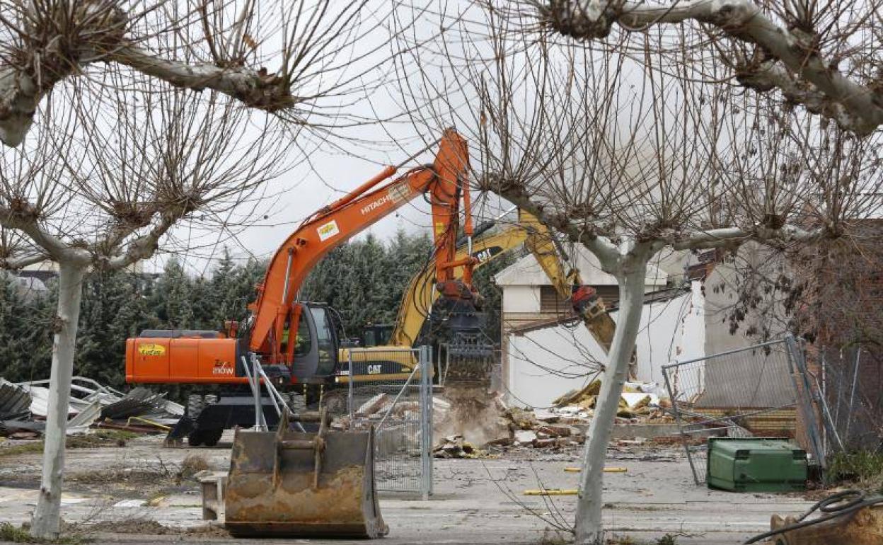 Derribo de los almacenes del hospital de Palencia, en enero de 2020.