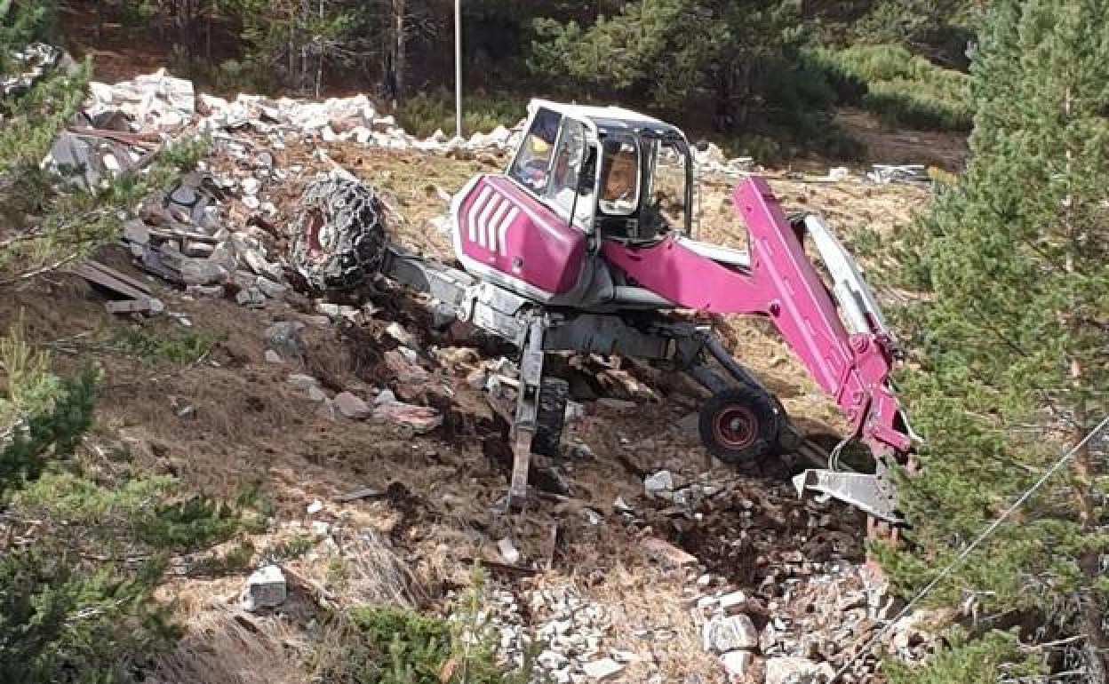 Una excavadora trabaja en la destrucción de edificaciones abandonadas en el Parque Nacional de Guadarrama para recuperar el espacio natural. 