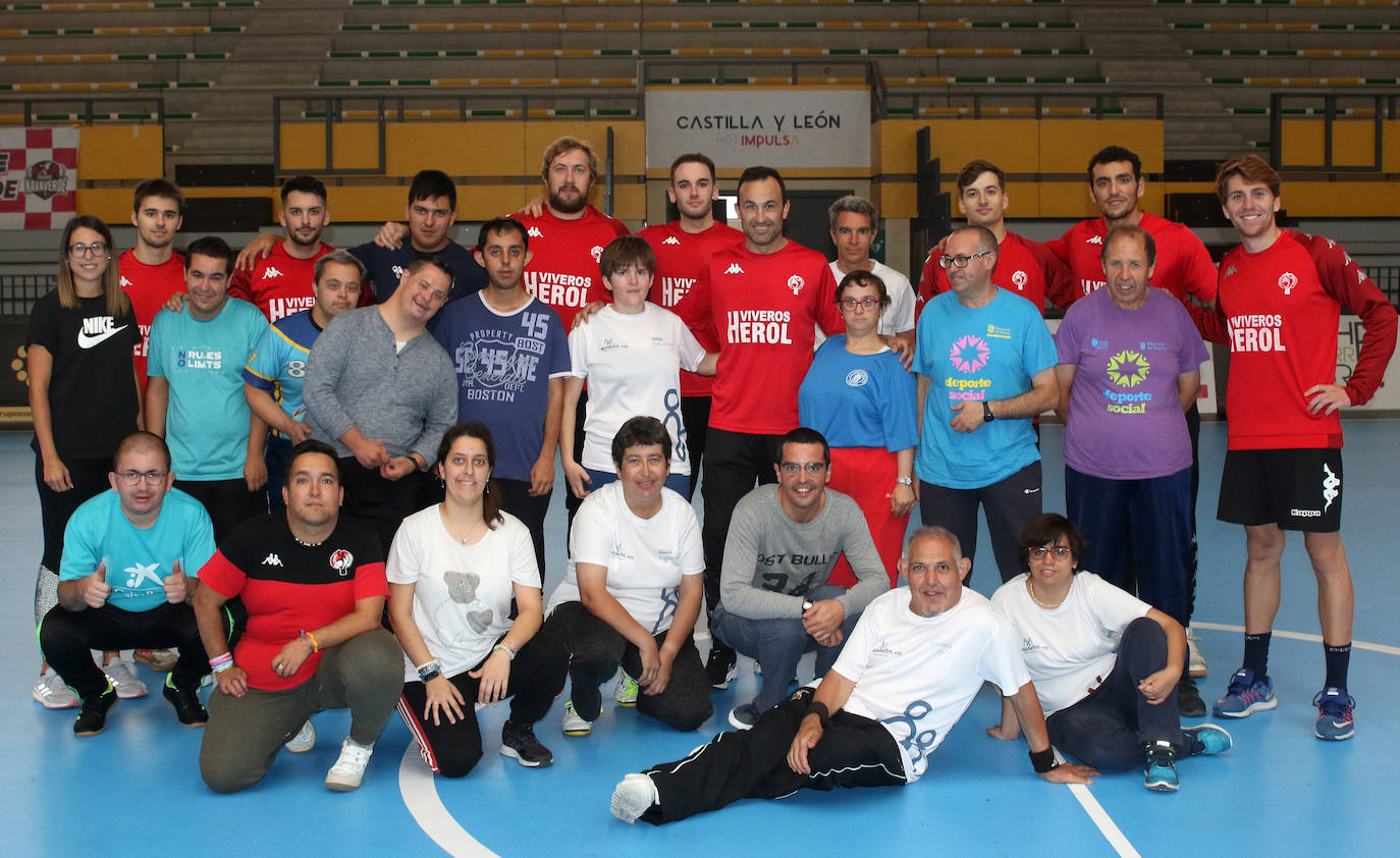 Entrenamiento del Balonmano Nava con miembros de la Fundación Personas 