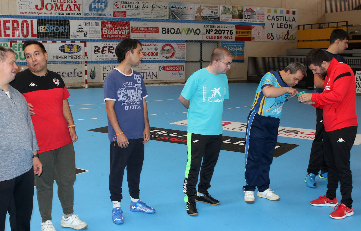 Entrenamiento del Balonmano Nava con miembros de la Fundación Personas 