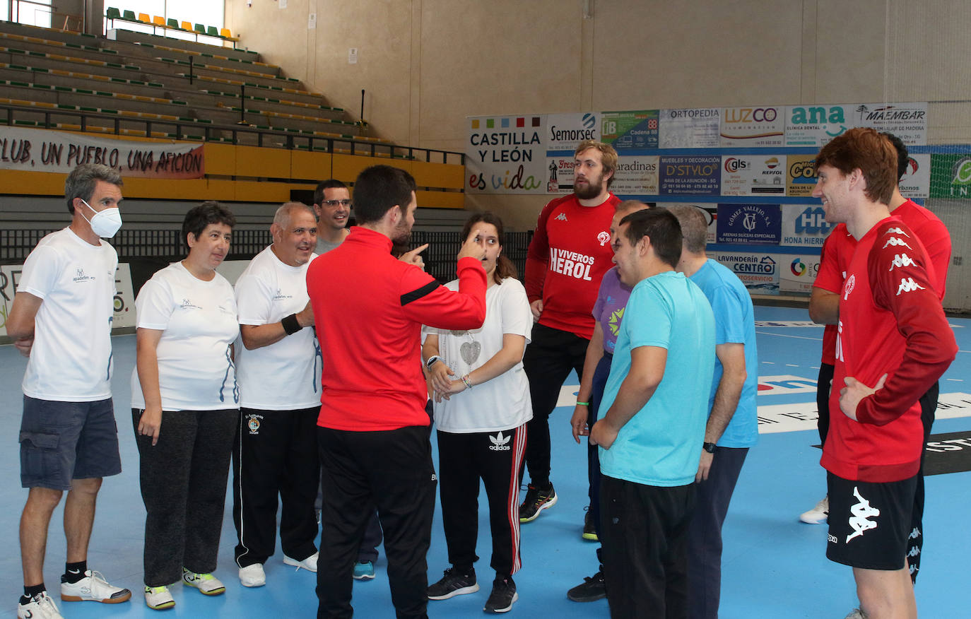 Entrenamiento del Balonmano Nava con miembros de la Fundación Personas 