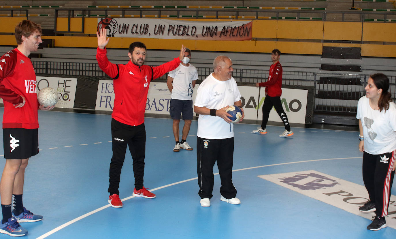 Entrenamiento del Balonmano Nava con miembros de la Fundación Personas 