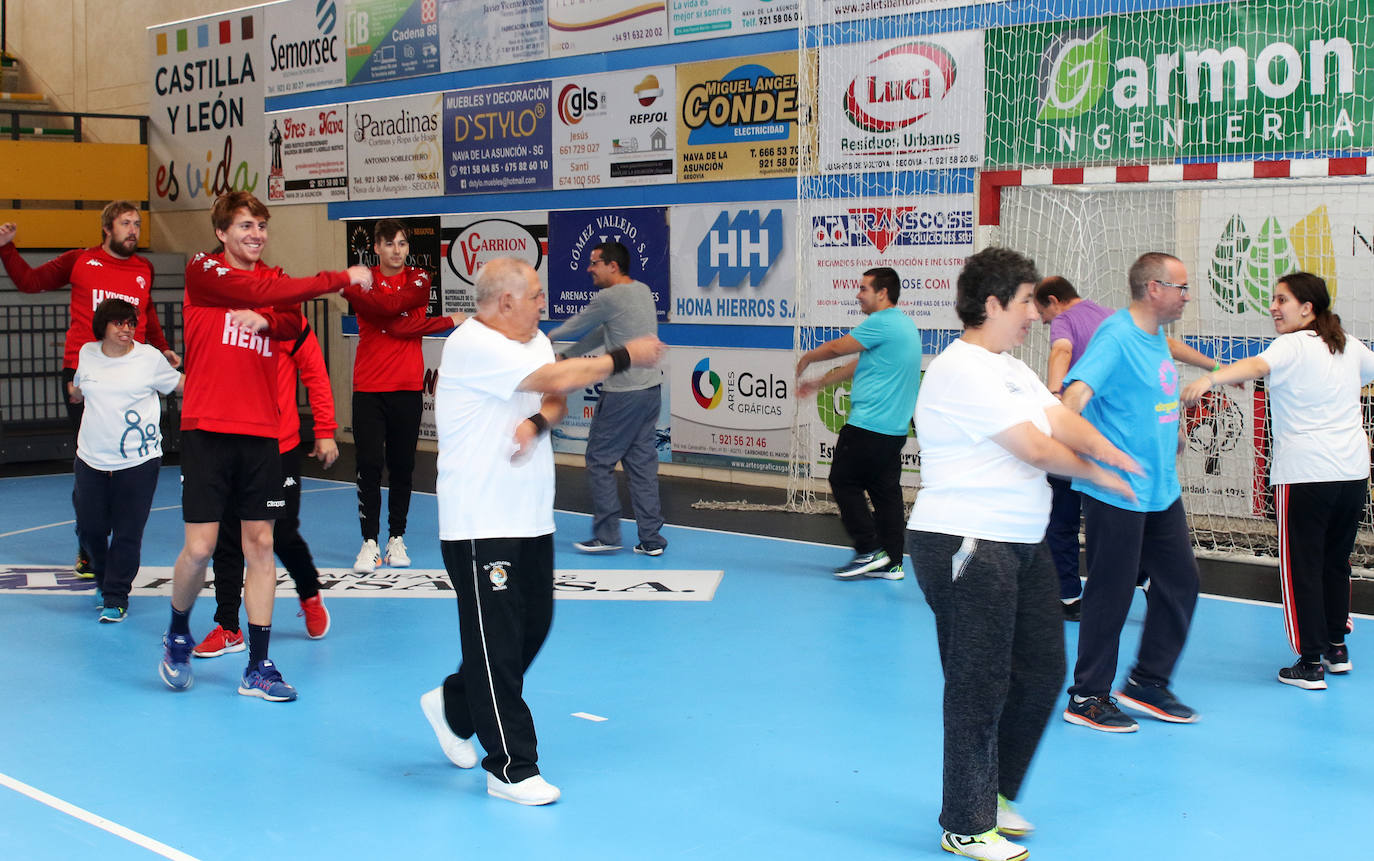 Entrenamiento del Balonmano Nava con miembros de la Fundación Personas 