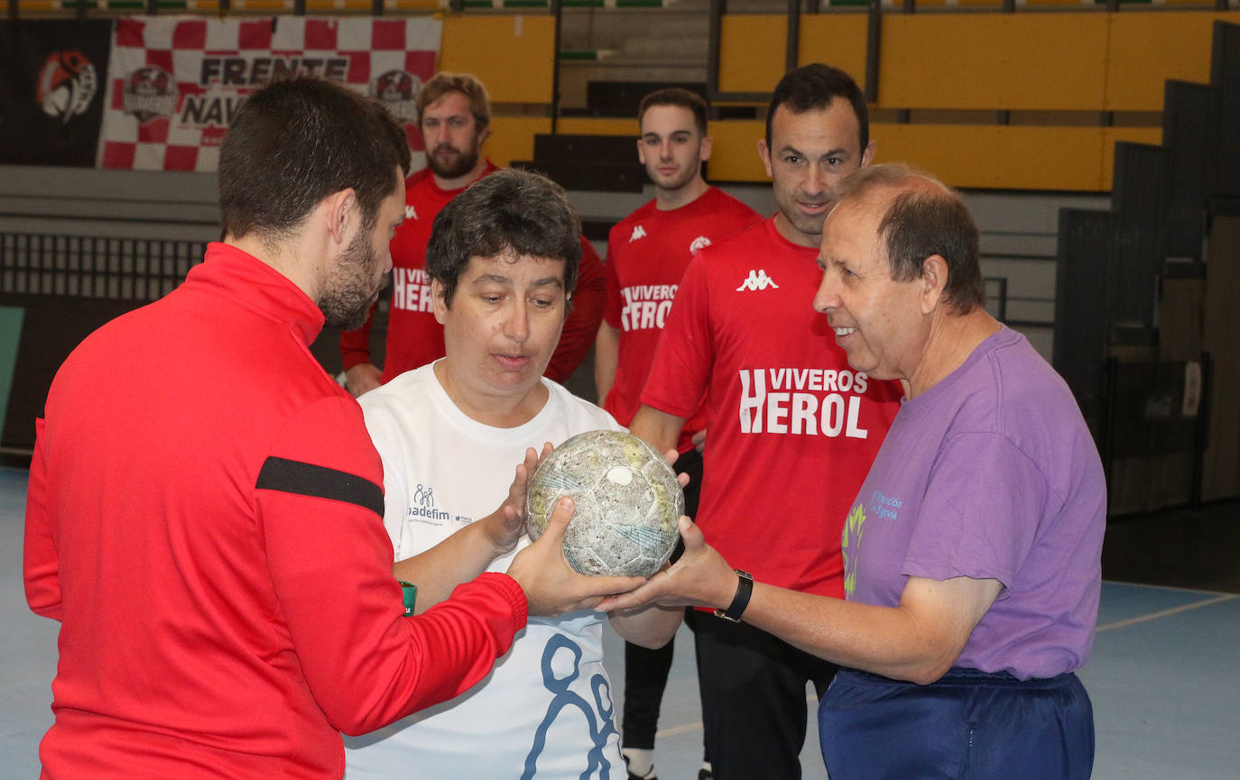 Entrenamiento del Balonmano Nava con miembros de la Fundación Personas 