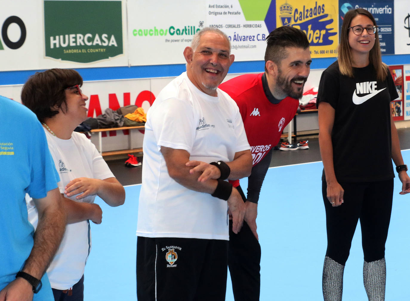 Entrenamiento del Balonmano Nava con miembros de la Fundación Personas 