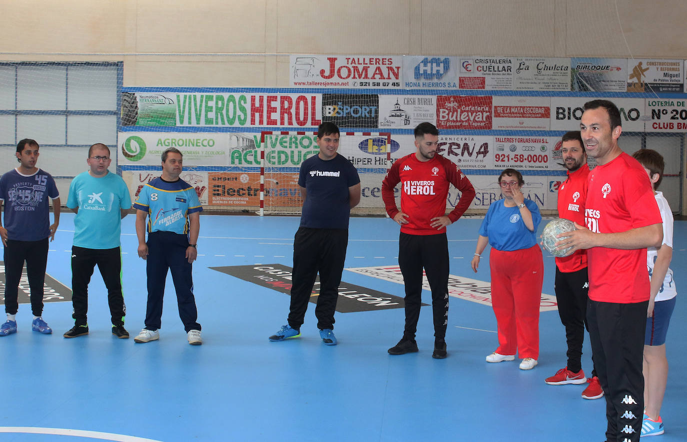 Entrenamiento del Balonmano Nava con miembros de la Fundación Personas 