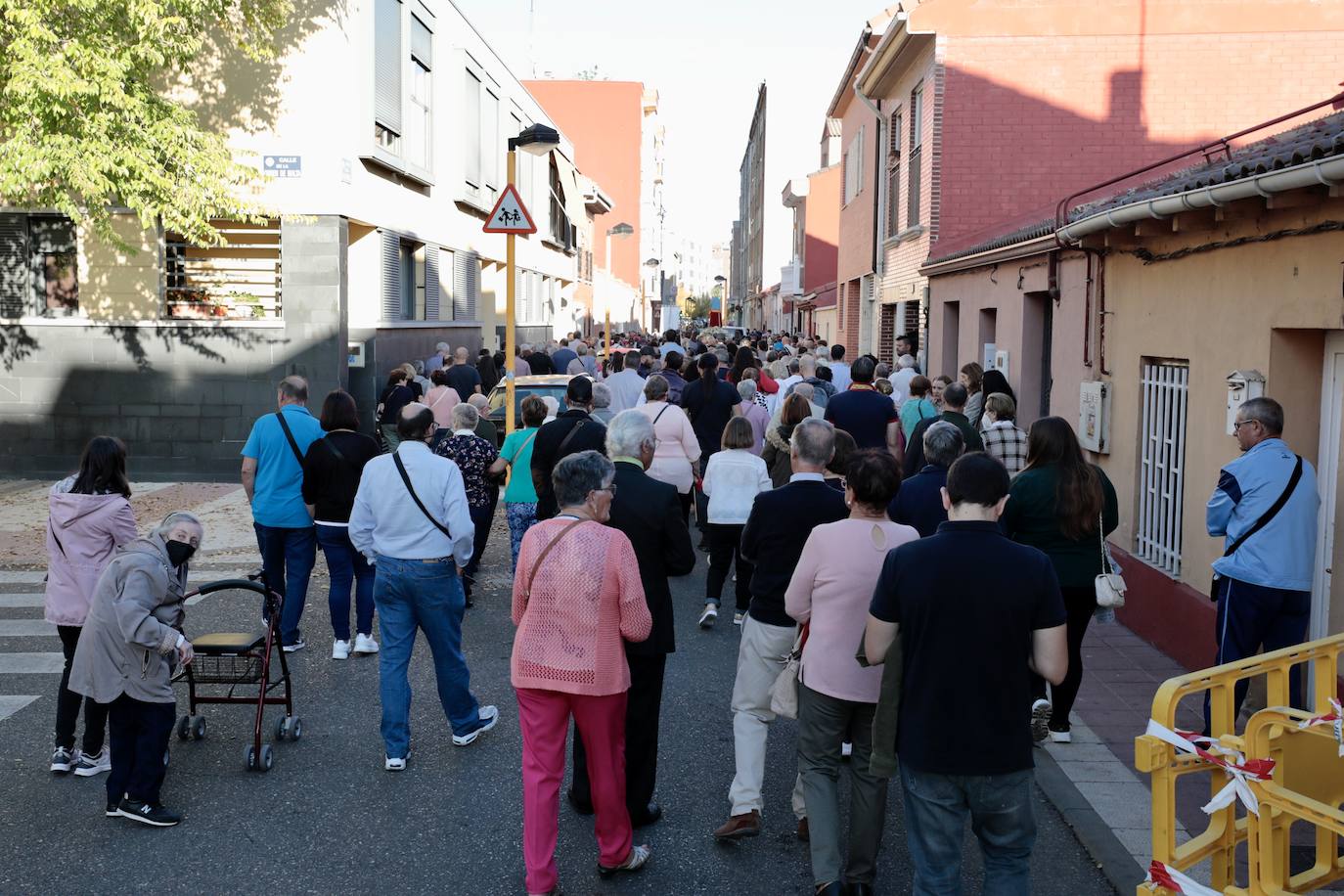 Fotos: El barrio de La Pilarica de Valladolid procesiona a su Virgen en el día del Pilar