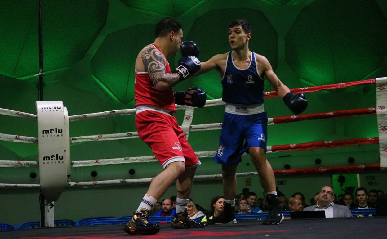 Miguel Cuadrado, a la derecha, durante uno de sus combates. 