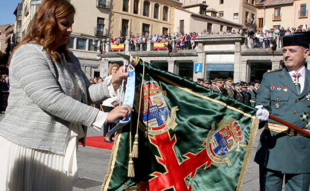 La Guardia Civil recibe, «dos largos años después», la Medalla de Oro de la ciudad