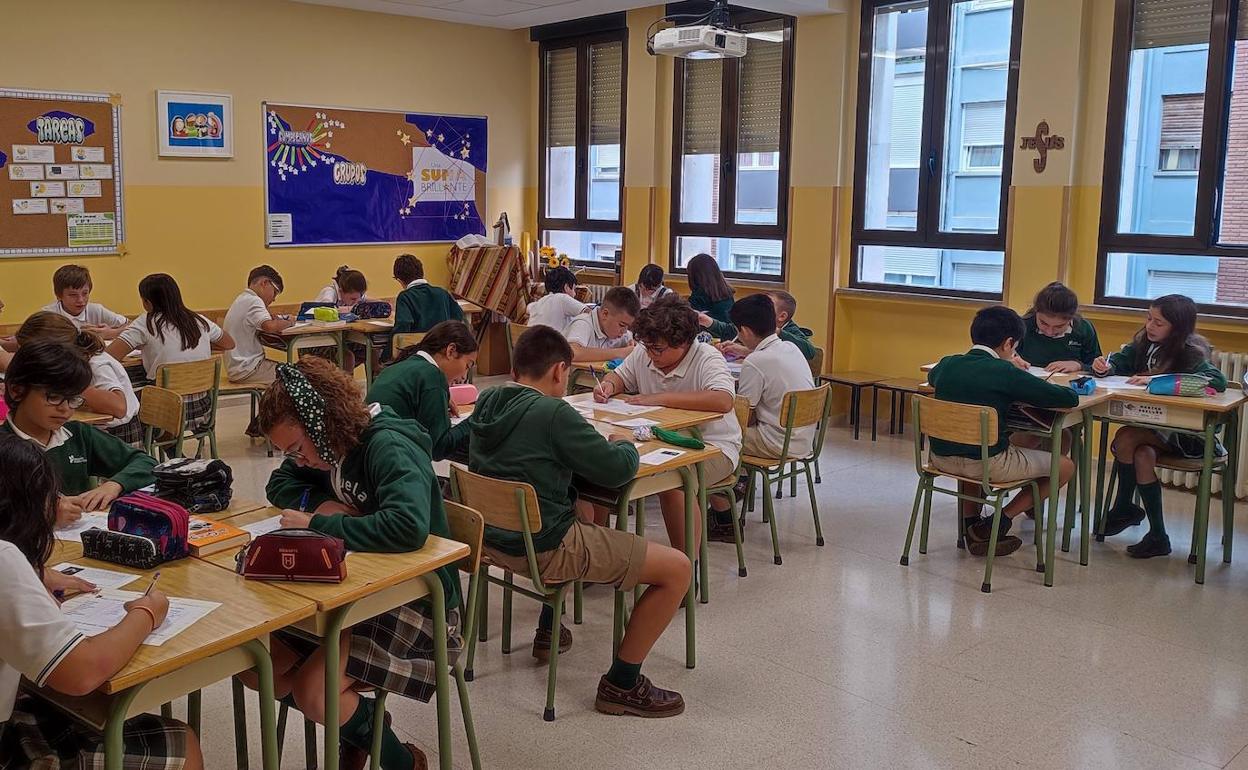 Alumnos del colegio Santa Teresa de Jesús en una de sus aulas 