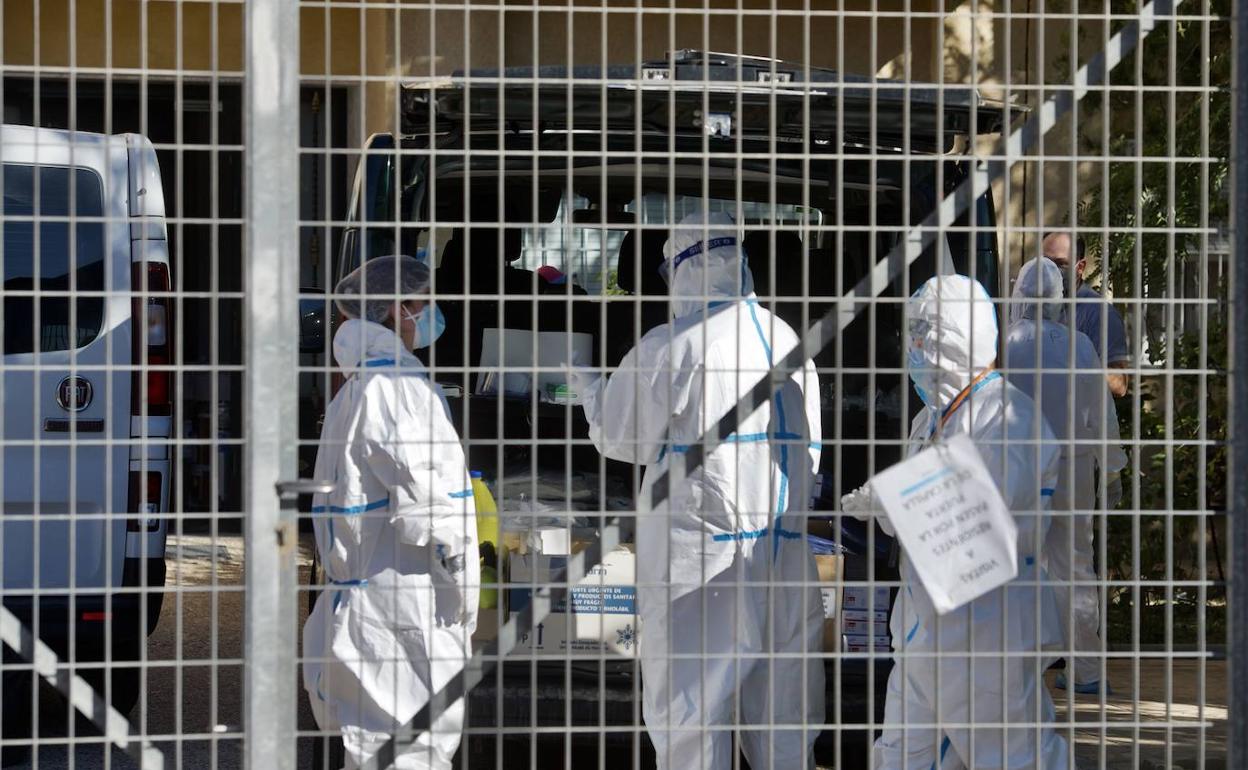 Sanitarios en el interior de una residencia de ancianos durante la pandemia. 