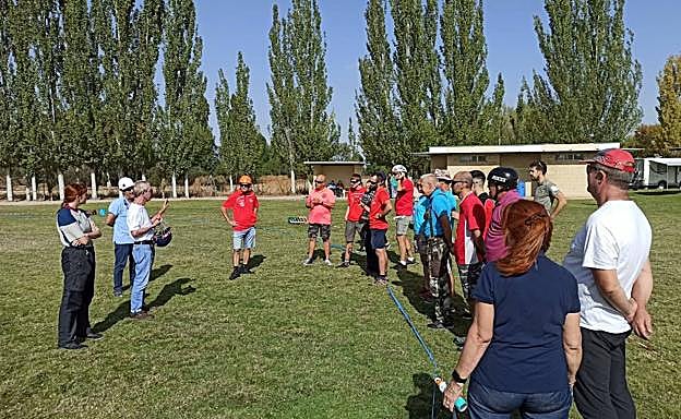 El juez inglés, Vernon Hunt, dando instruciones a los pilotos de combate