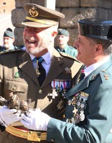 Imagen secundaria 2 - Arriba, unidades motorizadas en el desfile de este miércoles,. Abajo, a la izquierda, izado de la bandera al inicio del acto, a la derecha, entrega del reconocimiento de Amigo de la Guardia Civil al coronel jefe de la Base Mixta. 