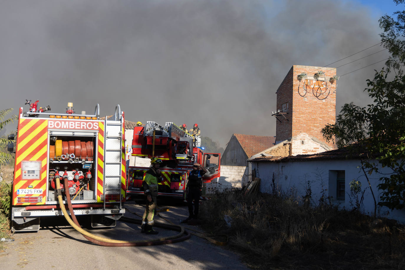 Fotos: Se incendian cuatro naves okupadas en el Camino Palomares de Valladolid