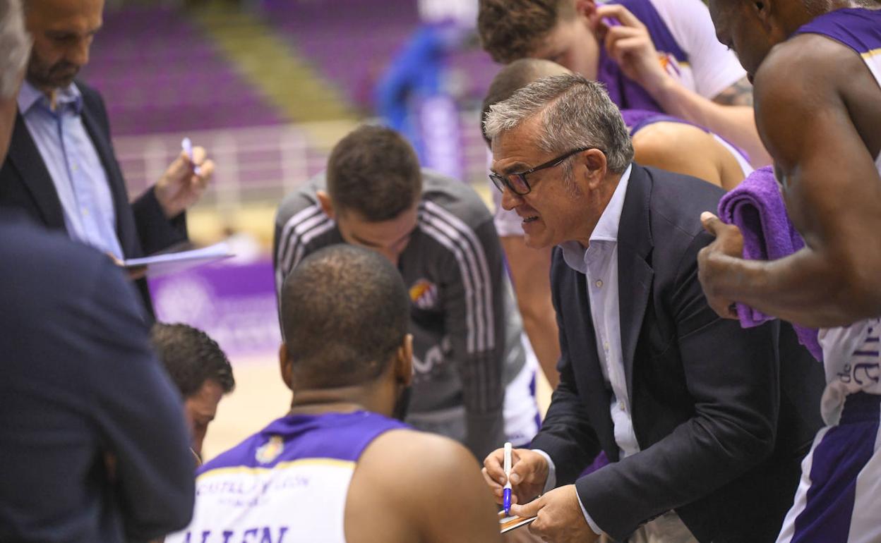 Paco García da instrucciones a sus jugadores. 