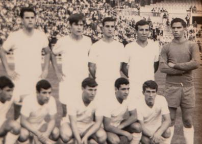 Imagen secundaria 1 - Varias imágenes de Andrés, durante su etapa como futbolista. 