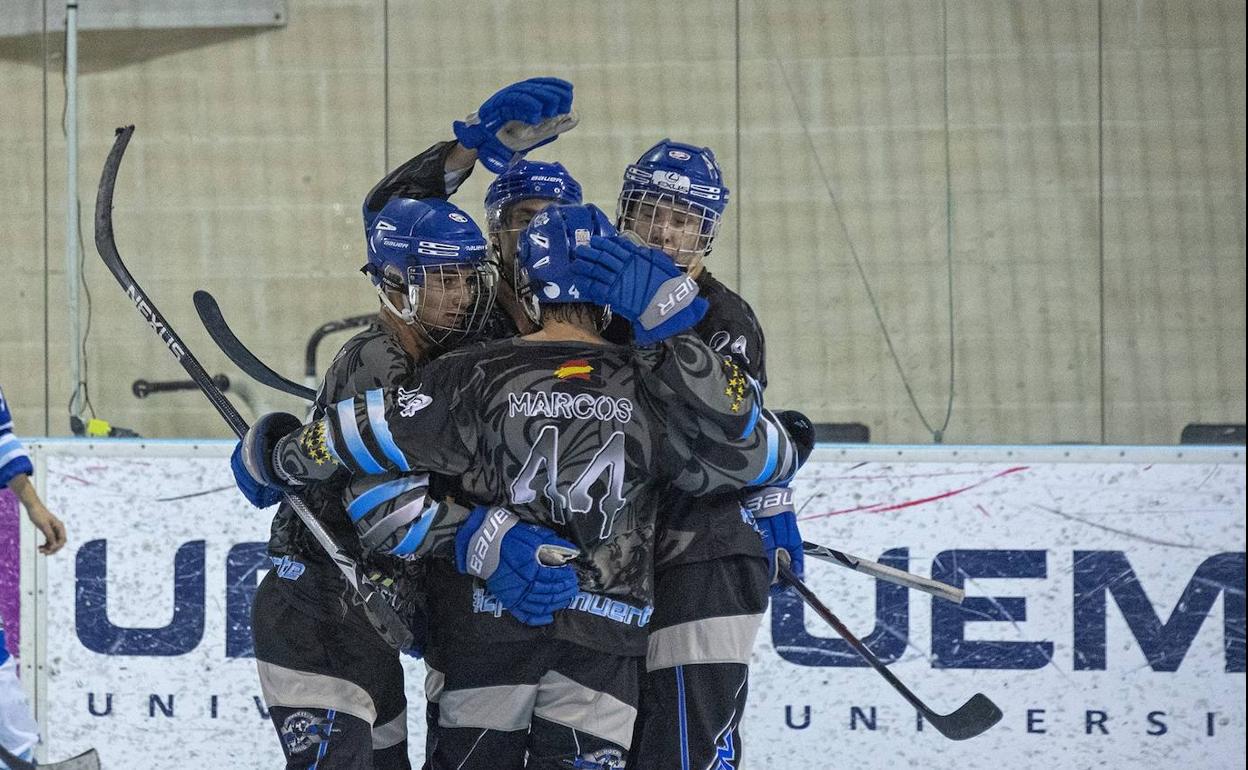 Los jugadores del CPLV celebran uno de los goles 