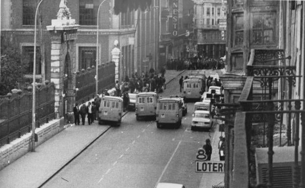 Furgones de la policía en el exterior del Banco Central el 1 de agosto de 1987.