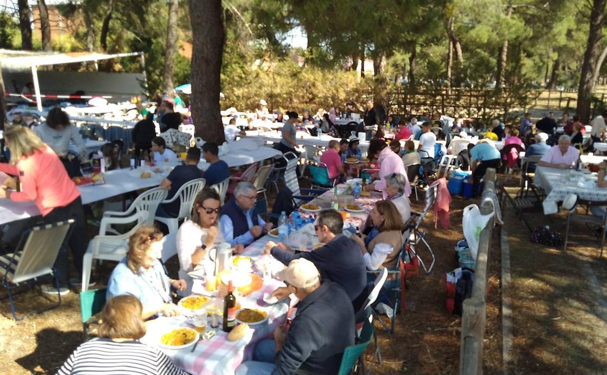 Miembros de colectivos sociales de Pedrajas durante la comida de hermandad. 