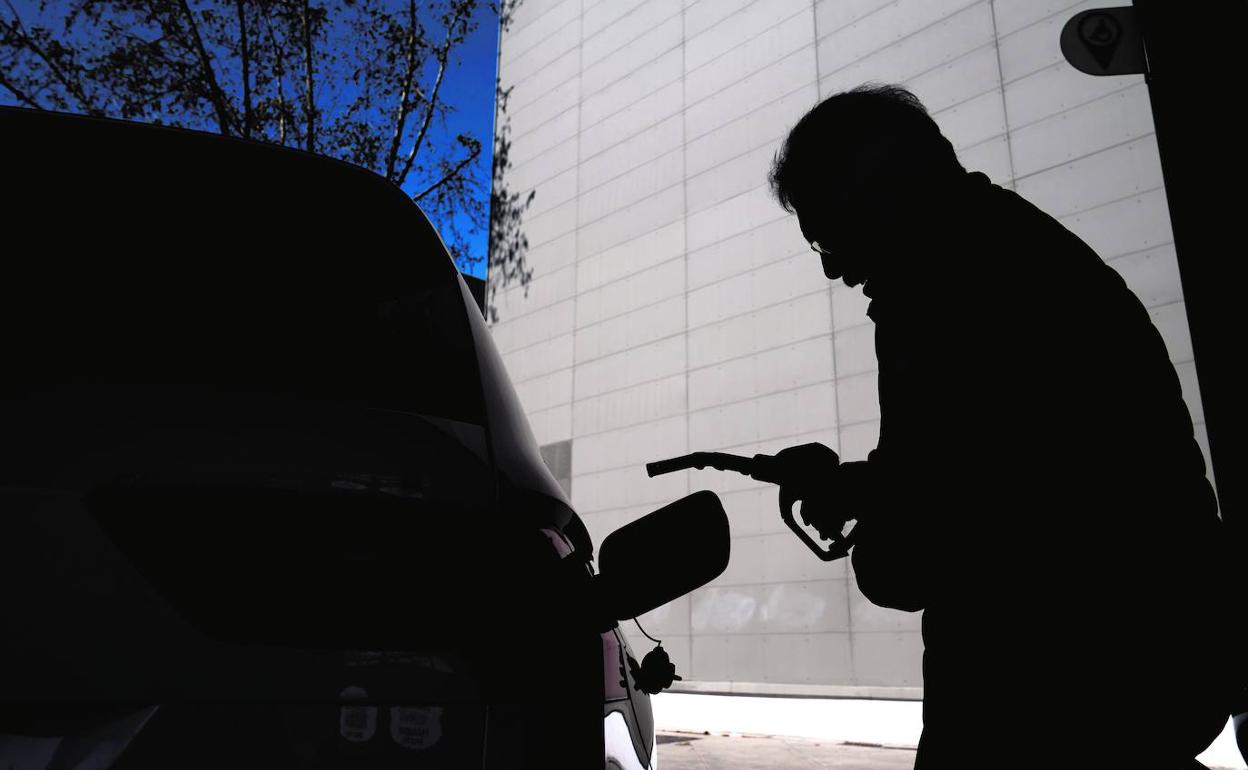 Un conductor se dispone a repostar en una gasolinera. 