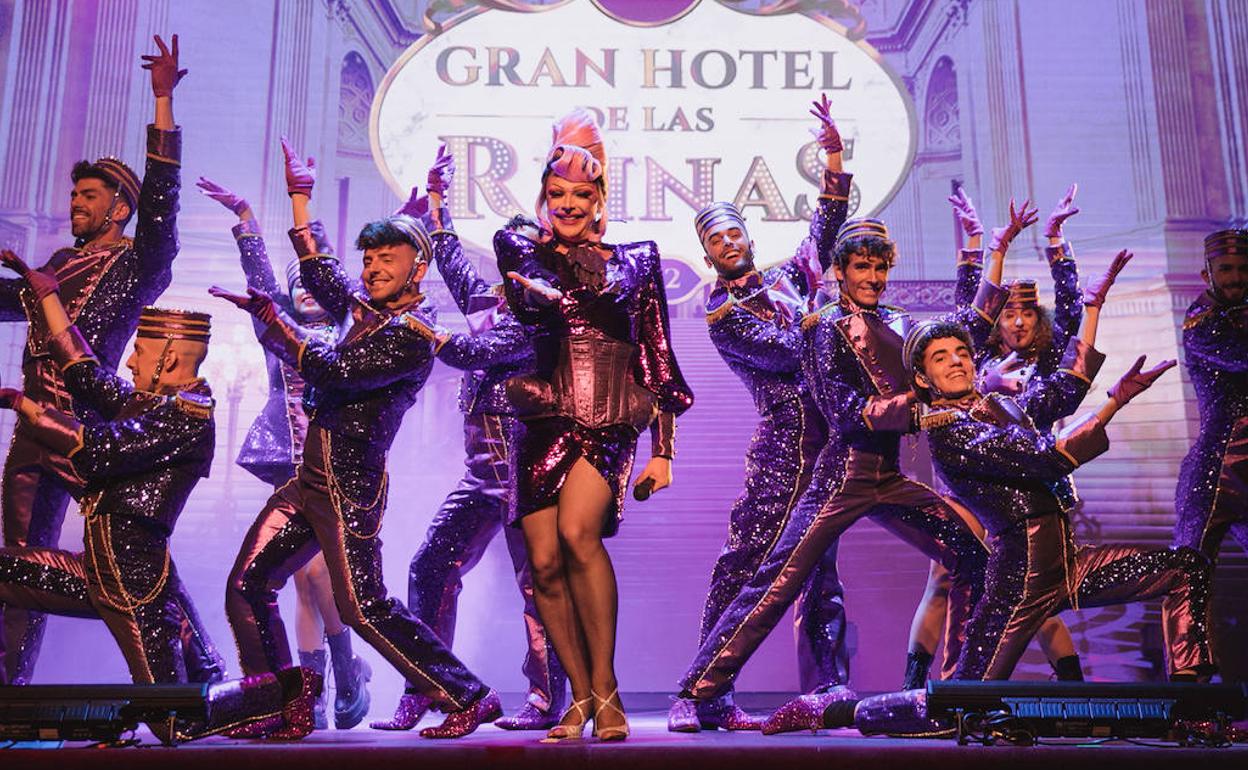 Supremme de Luxe y el cuerpo de baile en el 'Gran Hotel de las Reinas' 