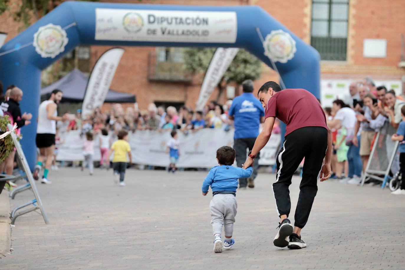 Fotos: Centenares de corredores participan en la segunda etapa del circuito Corriendo Entre Viñas en Cigales